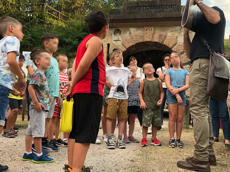 bambini ascoltano spiegazione durante il tour di forte Gisella