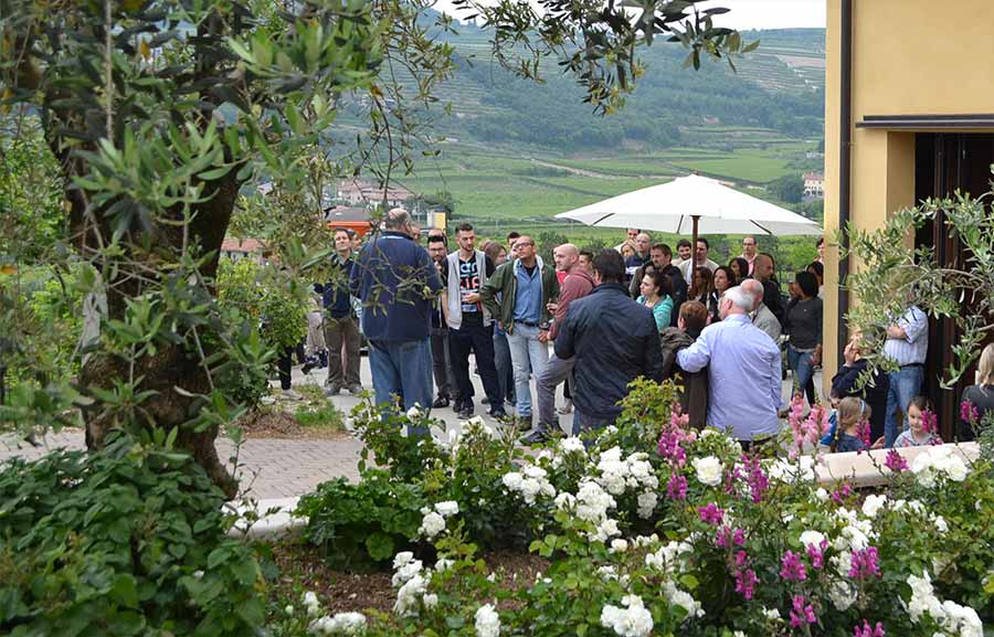 Many people participates a wine tasting tour at Fratelli Vogadori winery