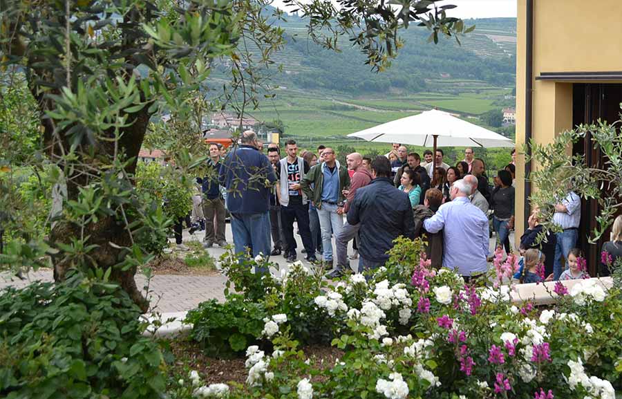 numerosi partecipanti a una visita guidata alla cantina Vogadori