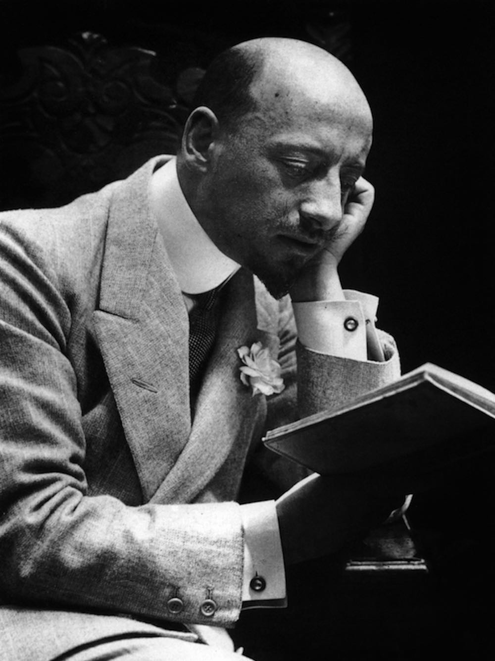 gabriele d'annunzio intento nella lettura