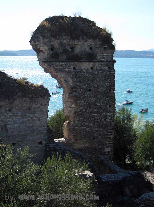 Rudere di una delle strutture di sostegno della villa romana di Sirmione