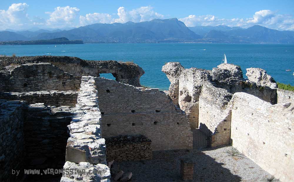 Ruderi della grande terrazza della villa romana di Sirmione