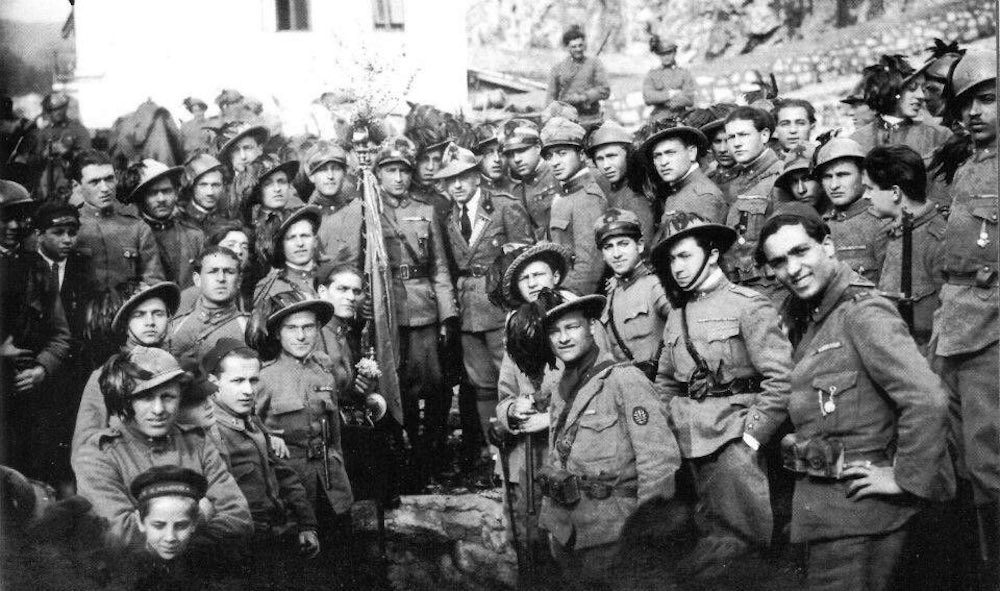 foto di gruppo di D'Annunzio coi legionari di Fiume