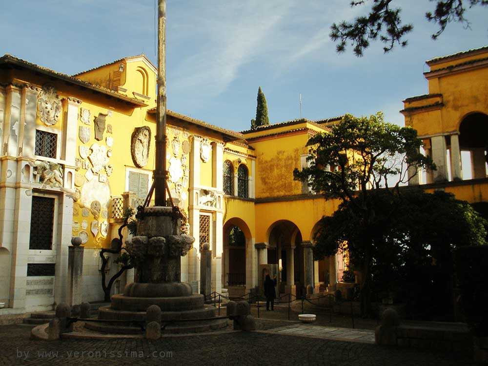 l'ingresso dell'edificio residenziale del Vittoriale