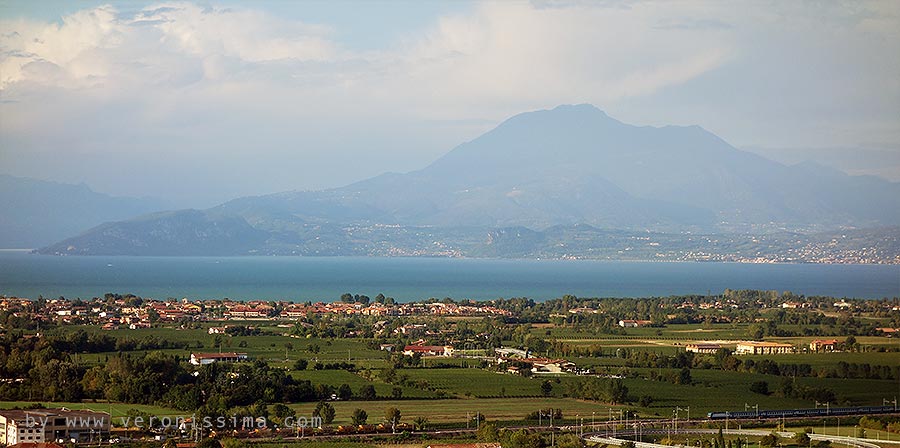 vista dall'alto della lugana, sullo sfondo il lago di Garda