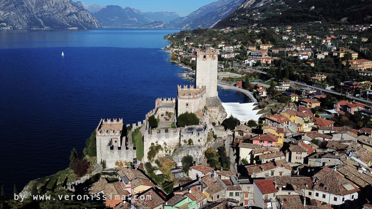 Il castello di Malcesine e sullo sfondo il lato nord del lago di Garda