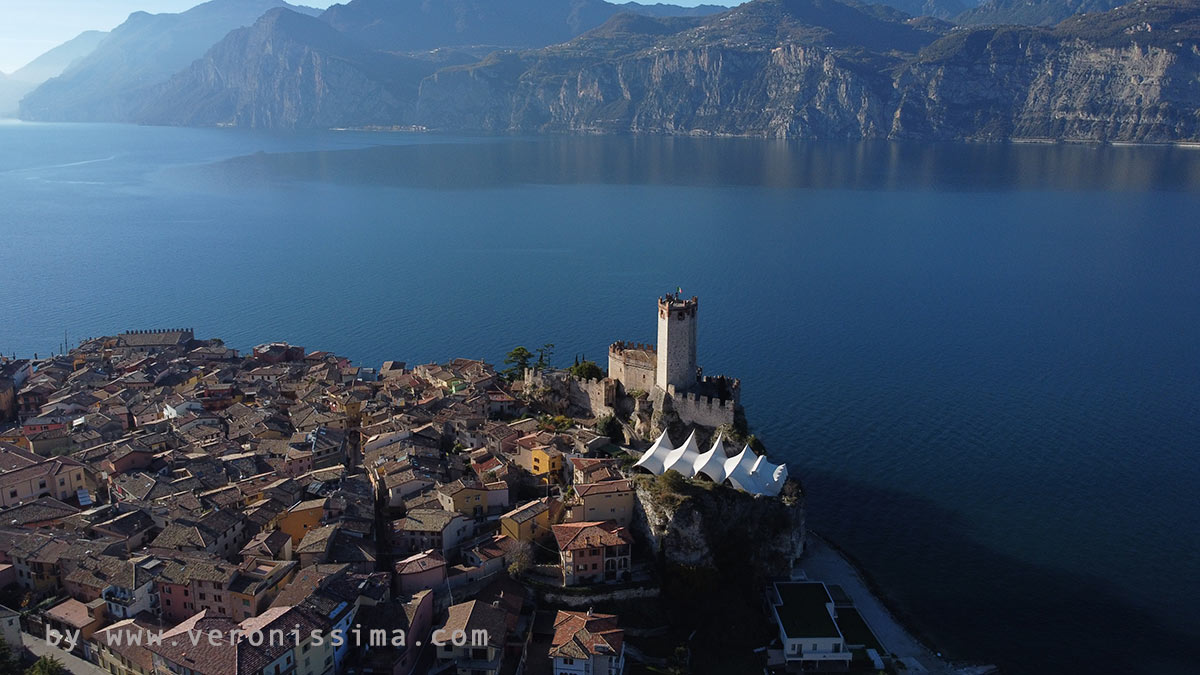 Il paese e il castello di Malcesine ripresi dall'alto. Sullo sfondo il lago di Garda.