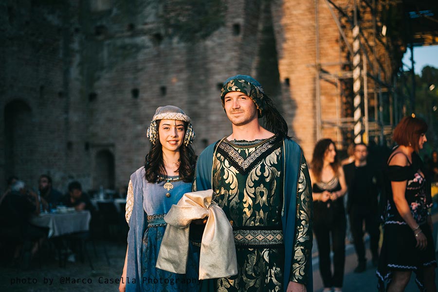 Due figuranti con abiti medievali interpretano Malco e Silvia protagonisti della leggenda il nodo d'amore