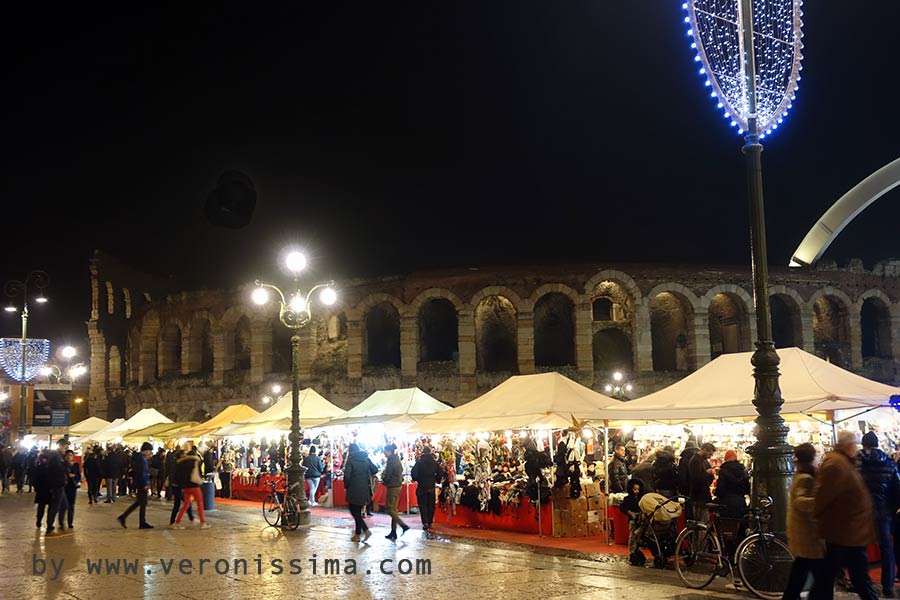 immagine degli attuali mercatini di Santa Lucia a Verona