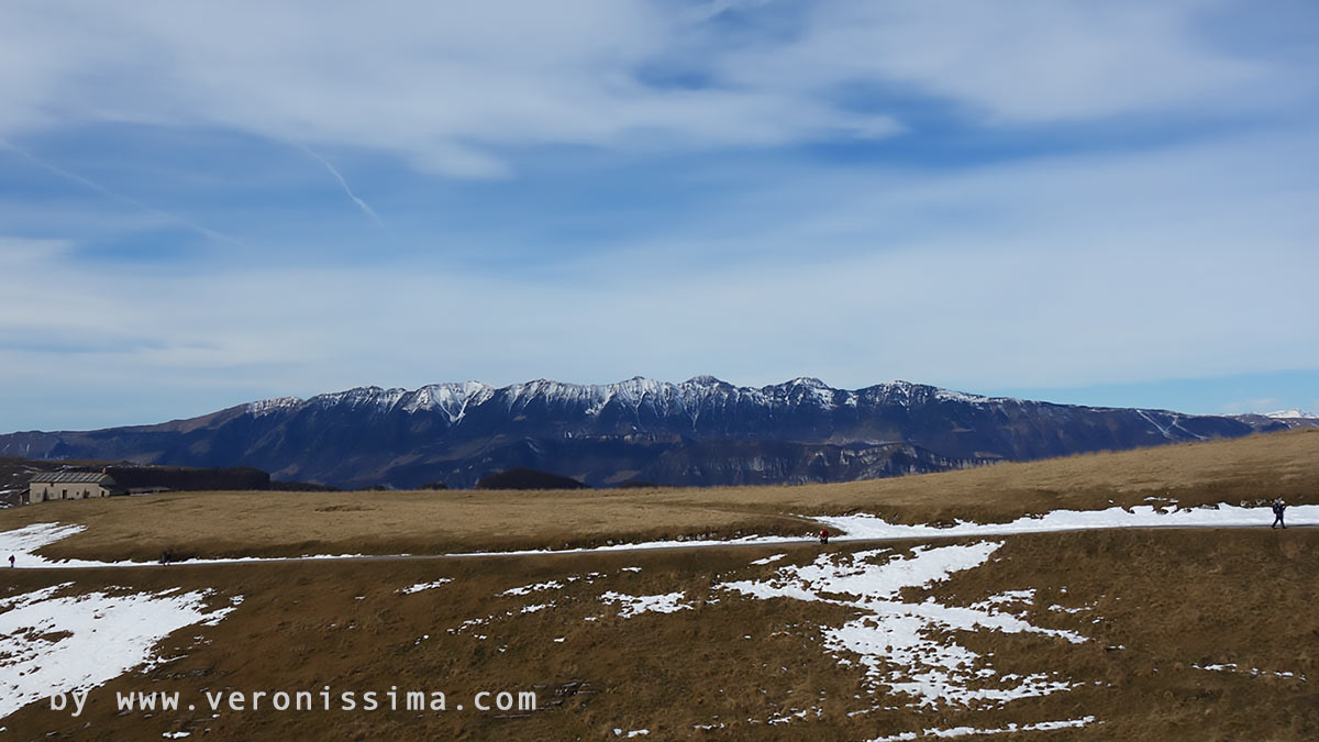 Immagine del monte Baldo in tutta la sua estensione nord-sud