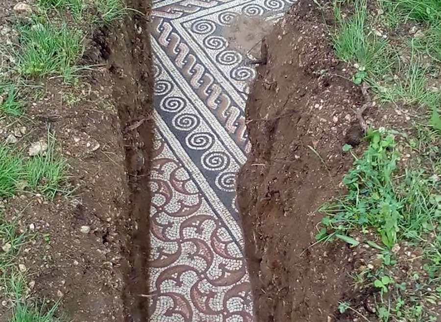 scavo mosaico romano sotto vigneto