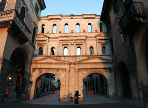 Vista frontale di porta Borsari