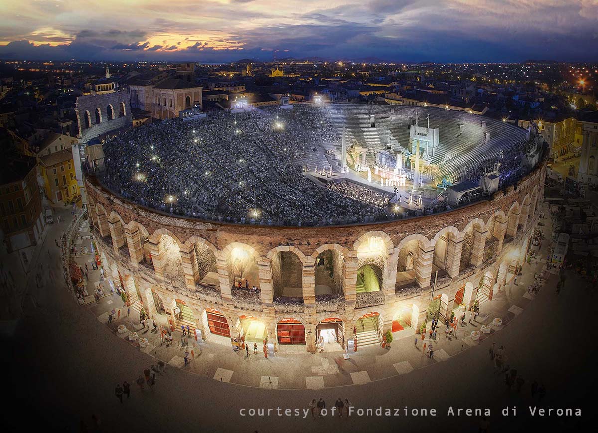 Visione aerea dell'Arena di Verona durante un'opera