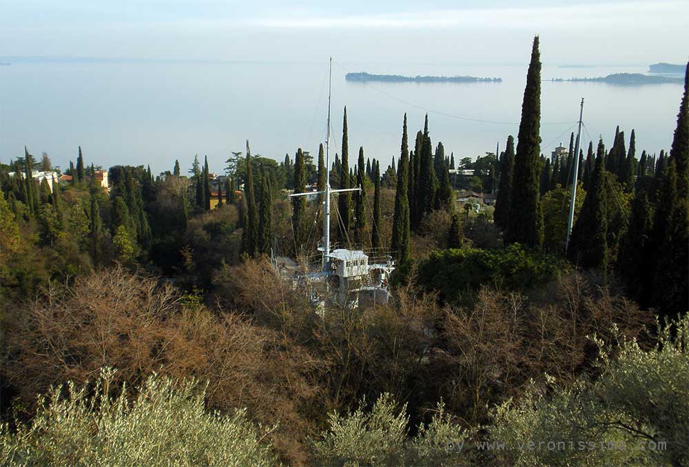 il parco del Vittoriale con la nave Puglia