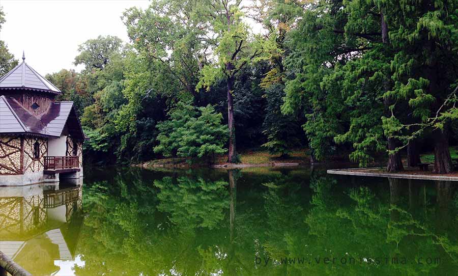 il laghetto e la sala da tè nel parco di Villa Mosconi Bertani