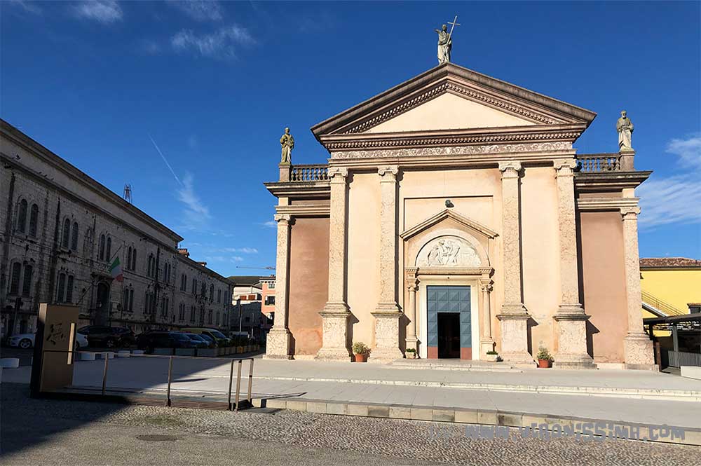 chiesa di San Martino e caserma XXX maggio su piazza Savoia a Peschiera