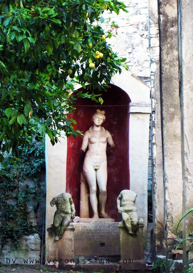 Una delle statue classiche che decorano la limonaia di punta San Vigilio