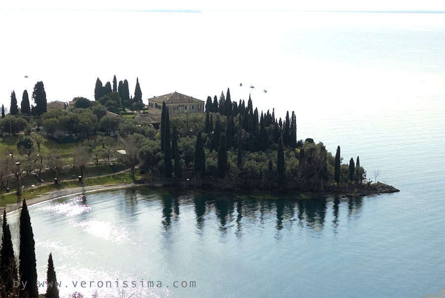 Punta San Vigilio sul lago di Garda vista dall'alto
