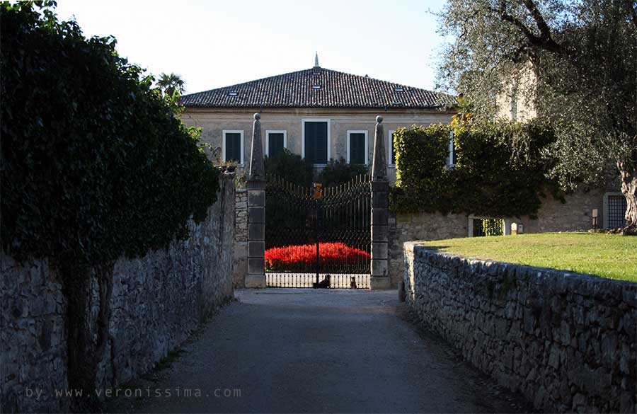 Il retro di villa Guarienti a Punta San Vigilio