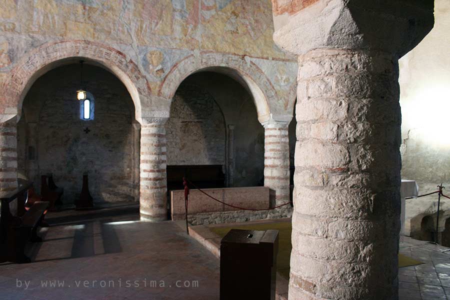la navata centrale di San Severo a Bardolino con il massiccio colonnato