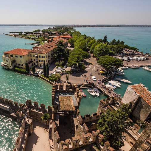 Veduta d'insieme di Sirmione dalla torre del castello scaligero