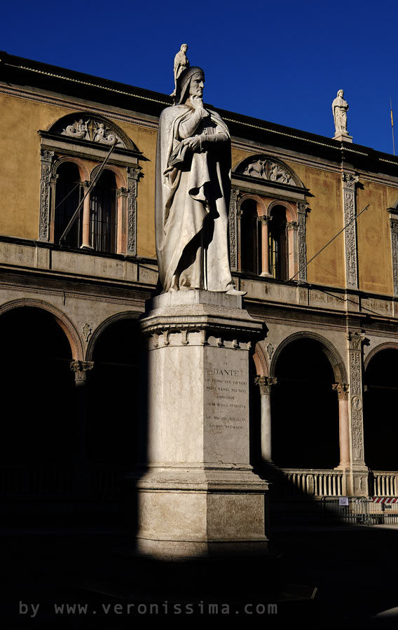 Statua di Dante in piazza dei Signori a Verona