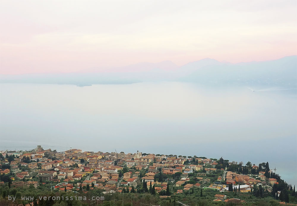 Torri del Benaco sul lago di Garda visto dall'alto