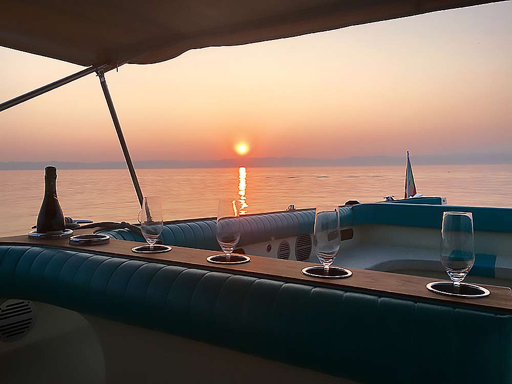 Barca al tramonto con aperitivo sul lago di Garda