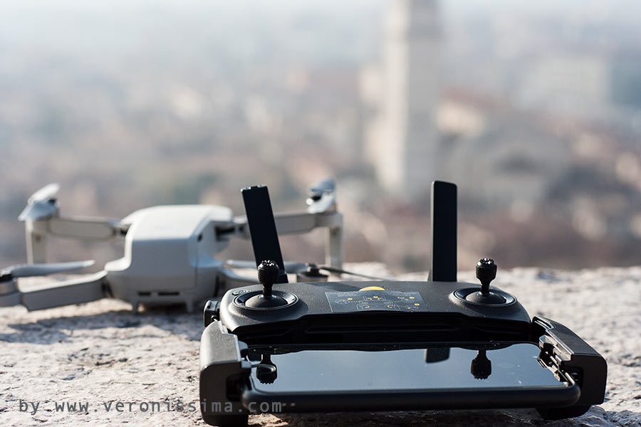 drone, telecomando e sullo spondo vista di verona