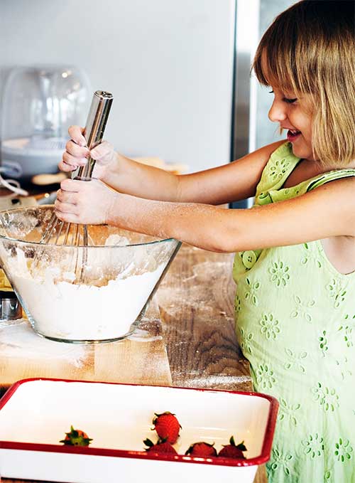 Bambina che cucina una torta