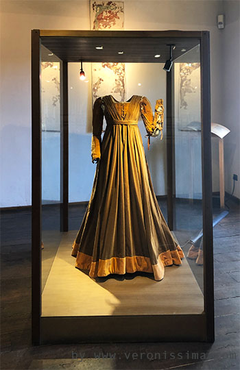 Costume di Giulietta nel museo della Casa di Giulietta a Verona
