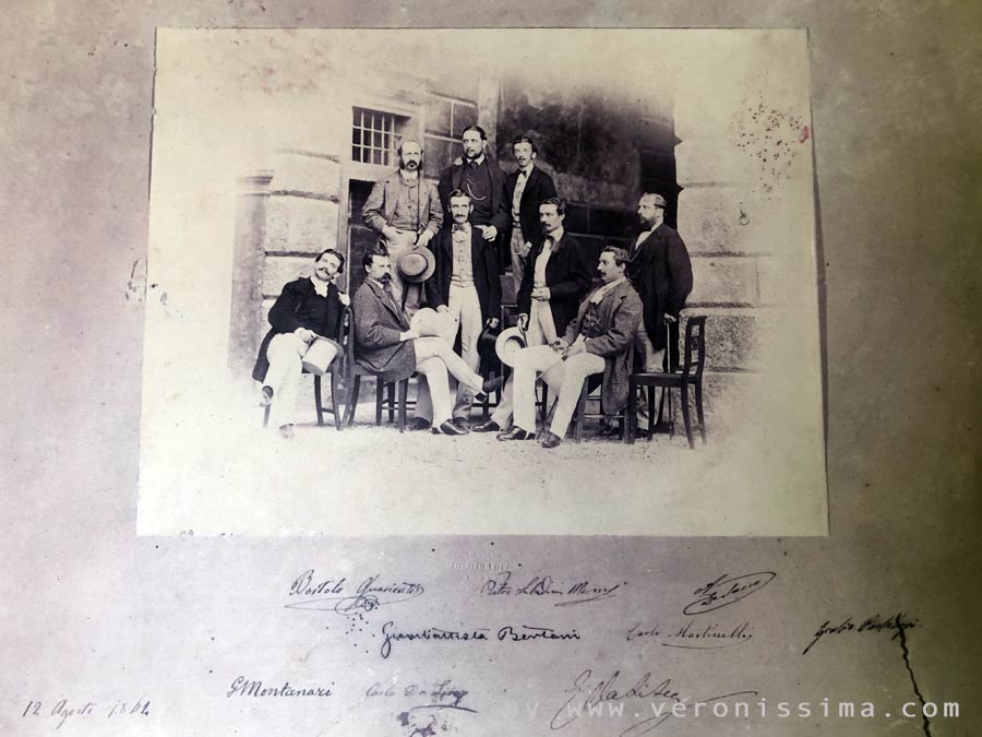 vecchia foto in bianco e nero con Giovan Battista Bertani e un gruppo di amici