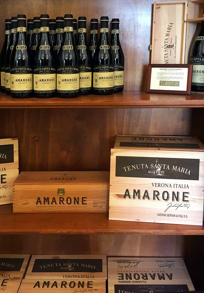 i vini della cantina Tenuta Santa Maria incluso l'Amarone