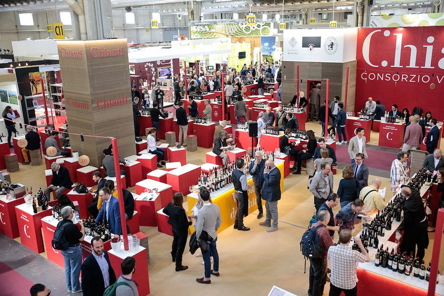 L'interno di un padiglione di Vinitaly durante una degustazione