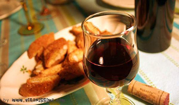 un bicchiere di vino rosso Recioto della Valpolicella