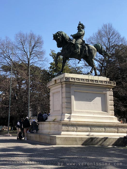 Statua di Vittorio Emanuele II a cavallo in piazza Bra a Verona